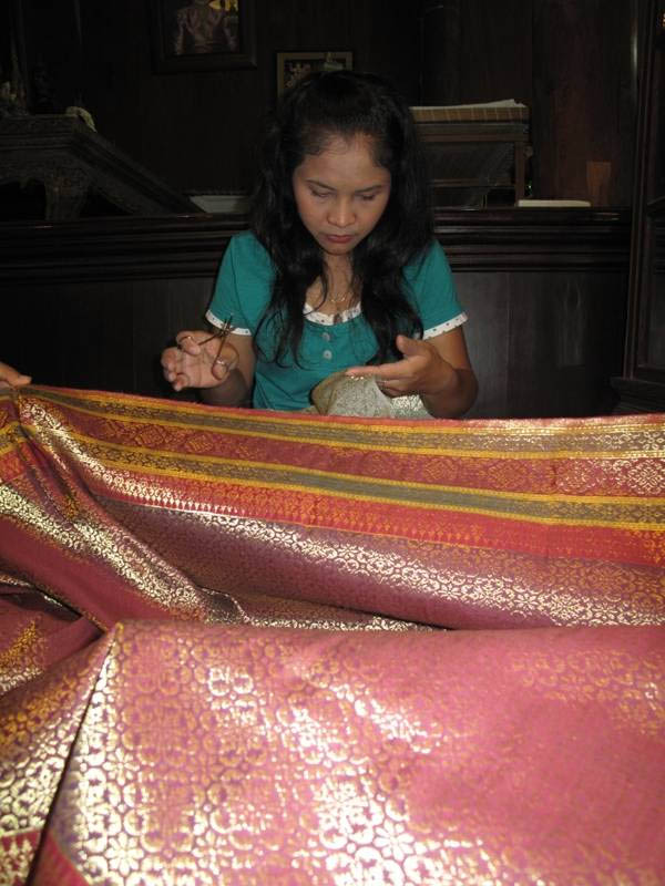 ททท. ขอเชิญสัมผัสความงามจากภูมิปัญญาสู่ผ้าไหมร้อยสีพันลายในงาน “มหกรรม   ไหมสุรินทร์ สุดยอดไหมโลก” เฉลิมพระเกียรติฯ ประจำปี ๒๕๕๔